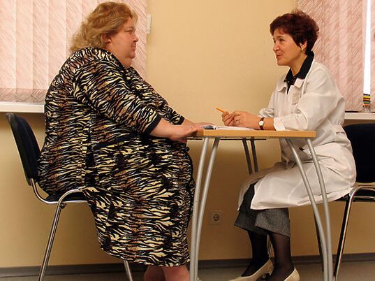 Na konzultácii s flebológom pacient s kŕčovými žilami spôsobenými obezitou